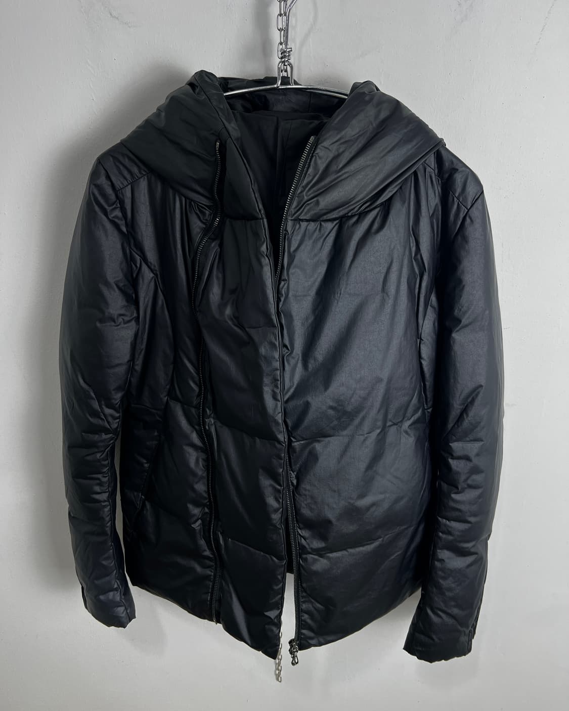 어태치먼트 (ATTACHMENT) 비대칭 사선 집업 다운 자켓 상품이미지4