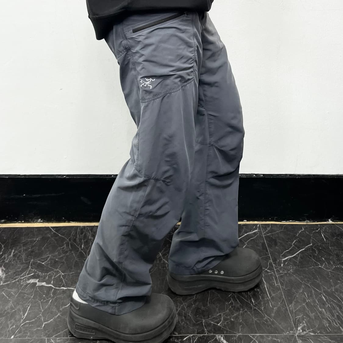 아크테릭스 로고 기능성 쉘 스트레이트 팬츠 상품이미지1