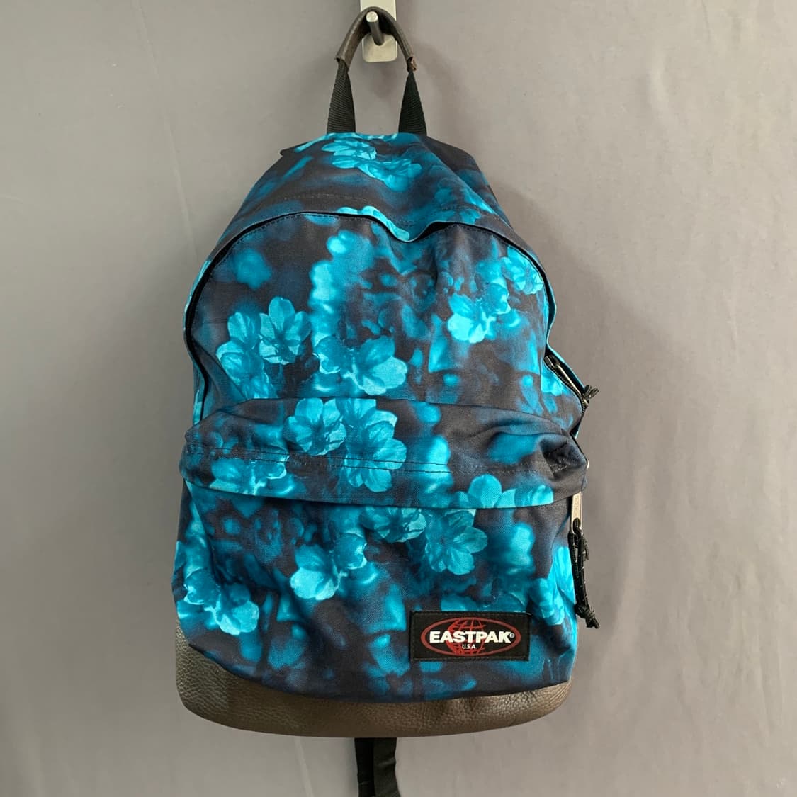 EASTPAK 이스트팩 와이오밍 가죽 배색 플라워 백팩 가방 상품이미지2