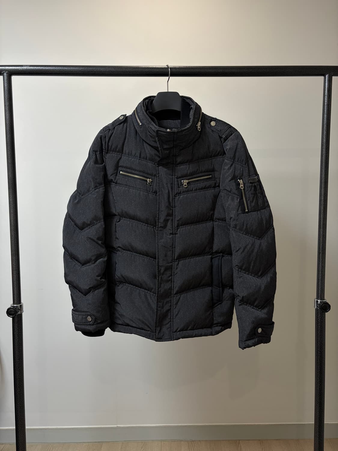 (100) frj 덕다운 락시크 차콜 견장 패딩 상품이미지2