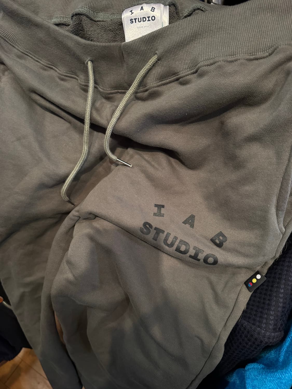 아이앱 스튜디오 카키색 조거 팬츠 상품이미지1