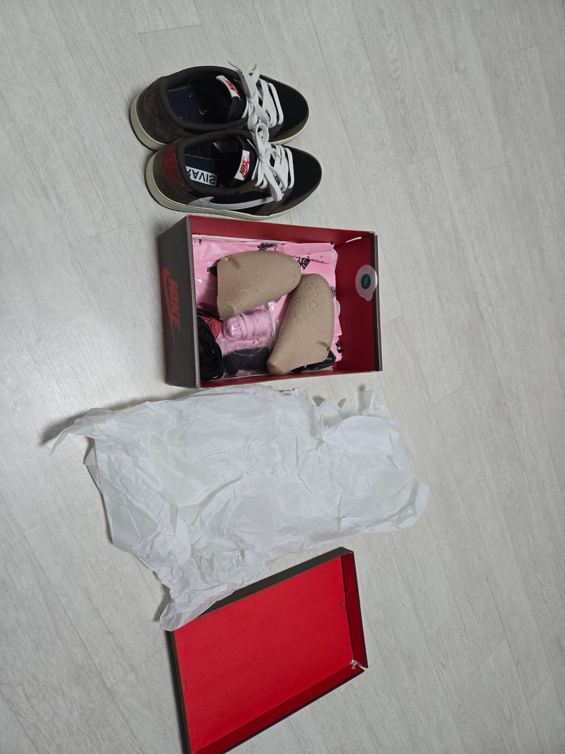 나이키 트레비스스캇 조던1로우 모카 OG 팝니다 255사이즈 상품이미지1