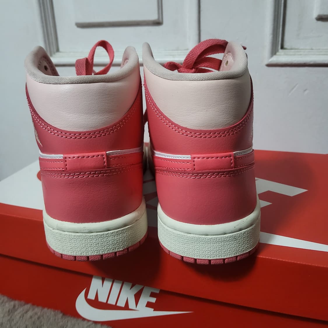나이키 에어조던 1 미드 하이탑 스니커즈 딸기우유 235 상품이미지2