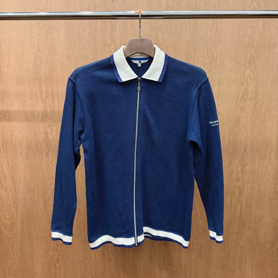 꾸레쥬 스포츠 퓨처 니트 집업 가디건 배색 카라 슬리브 로고 자수 네이비 상품이미지2