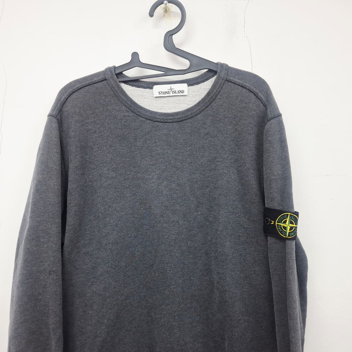 스톤아일랜드 와펜 패치 크루넥 맨투맨 티셔츠 남성 M 다크그레이 상태좋음 상품이미지3