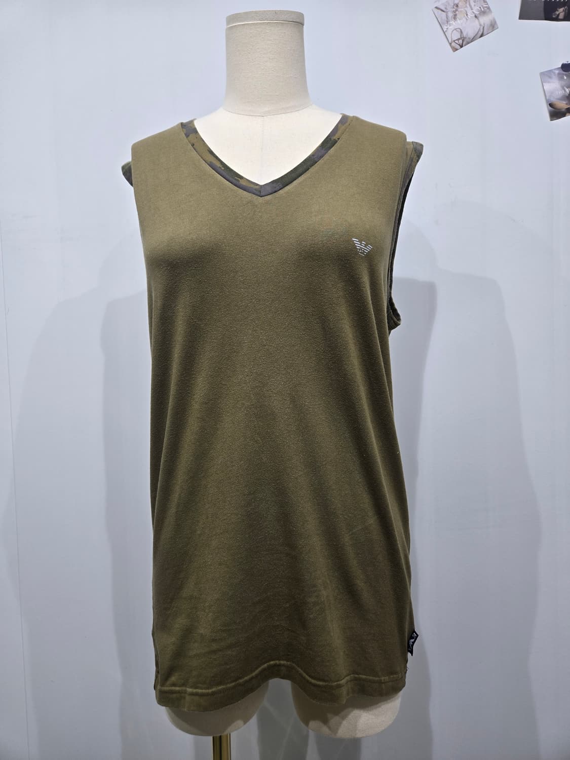 엠포리오 아르마니 카키색 V넥 민소매 티셔츠 상품이미지1