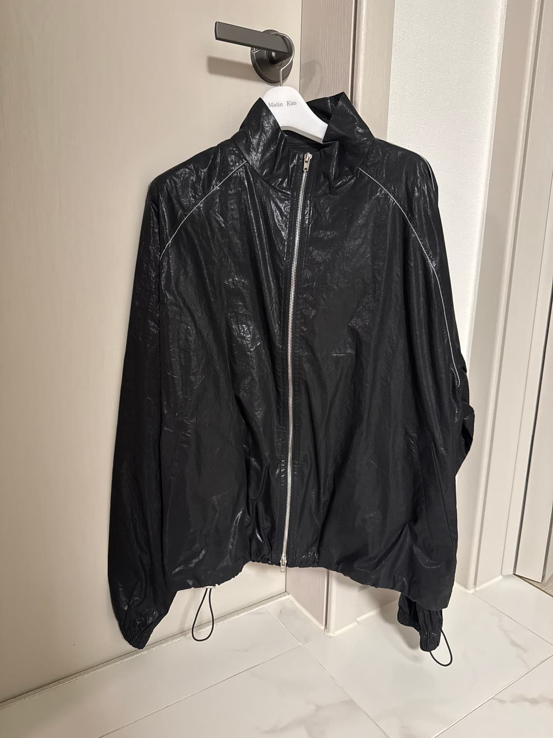 마뗑킴 로고 코팅 점퍼 블랙 상품이미지2