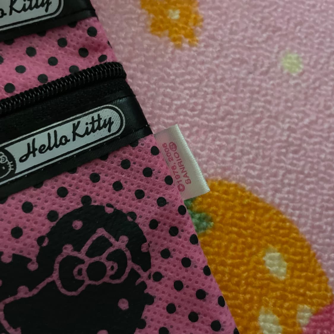 [새상품] 06년도 산리오 고전 키티 땡땡이 블랙핑크 3단 파우치 상품이미지3