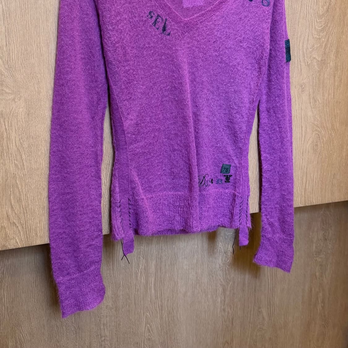 디젤 모헤어 브이넥 니트 로고 레터링 자수 디테일 슬림핏 퍼플 상품이미지8