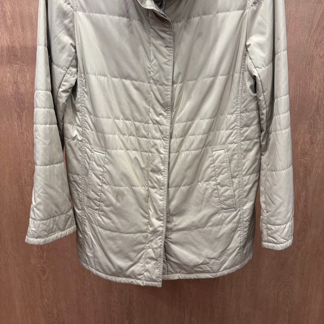 버버리 런던 하이넥 미디 경량 패딩 점퍼 클래식 체크 안감 디테일 베이지 상품이미지5