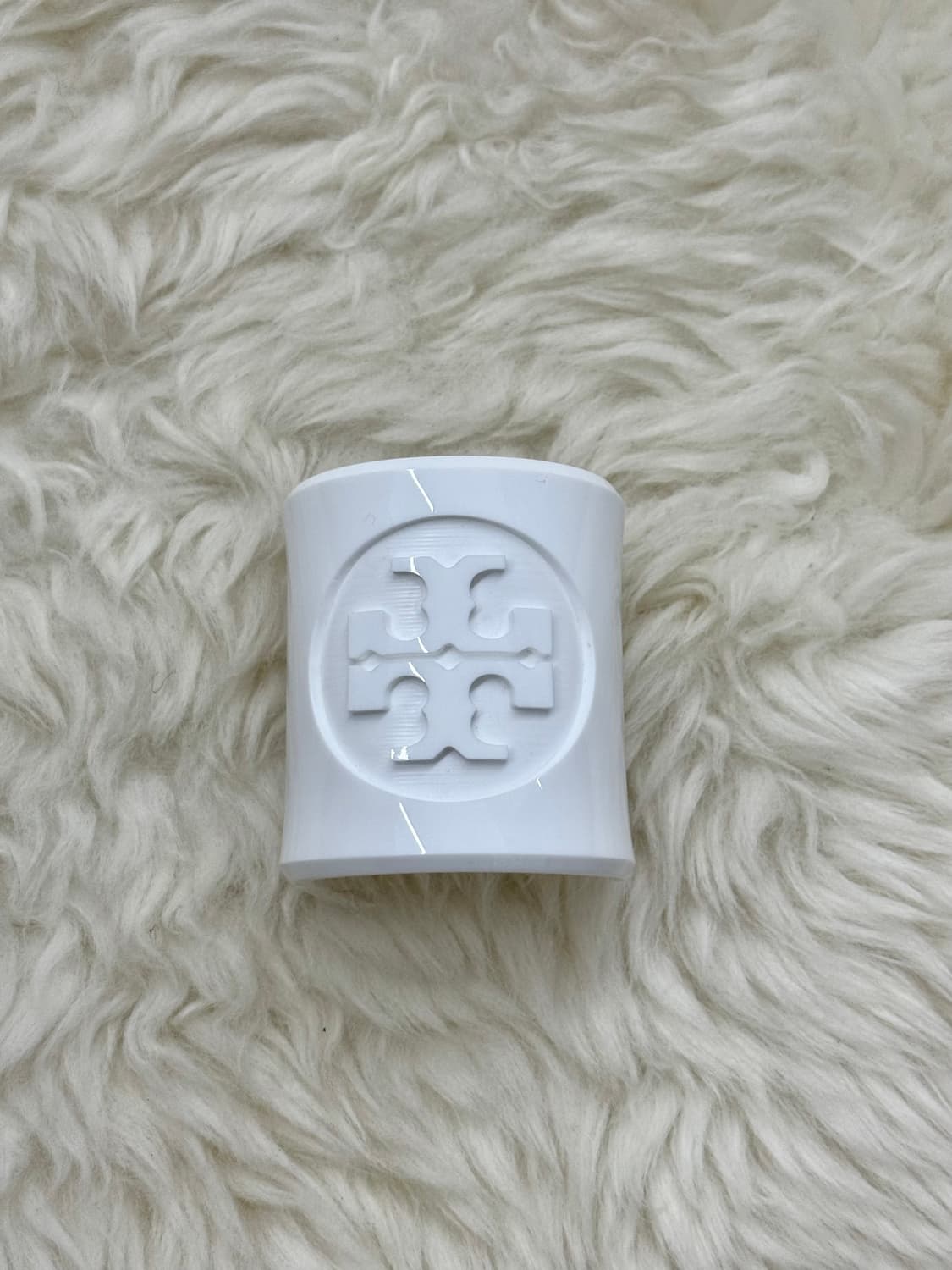 토리버치 화이트 루사이트 로고 와이드 커프 브레이슬릿 상품이미지1