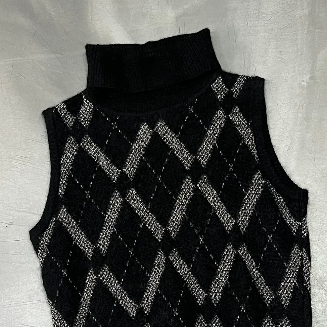  지방시 울 모헤어 아가일 하이넥 슬리브리스 니트 y16353 상품이미지3