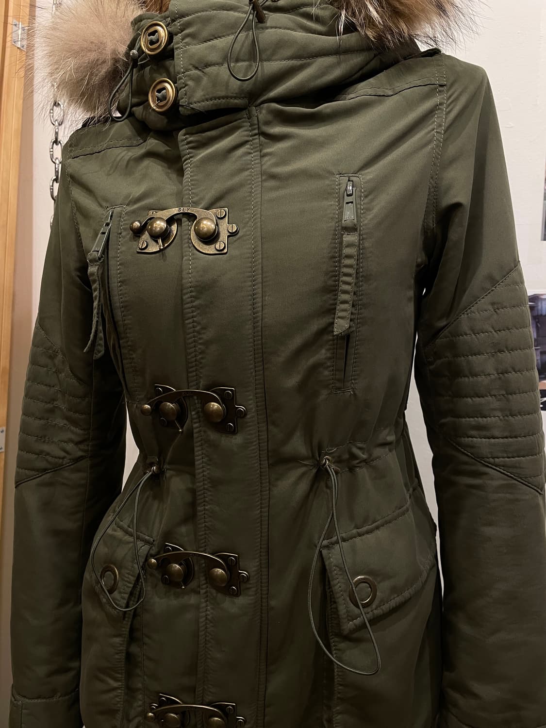 sly 슬라이 밀리터리 버클 워머 퍼 후드 카키 파카 y2k 갸루 상품이미지2