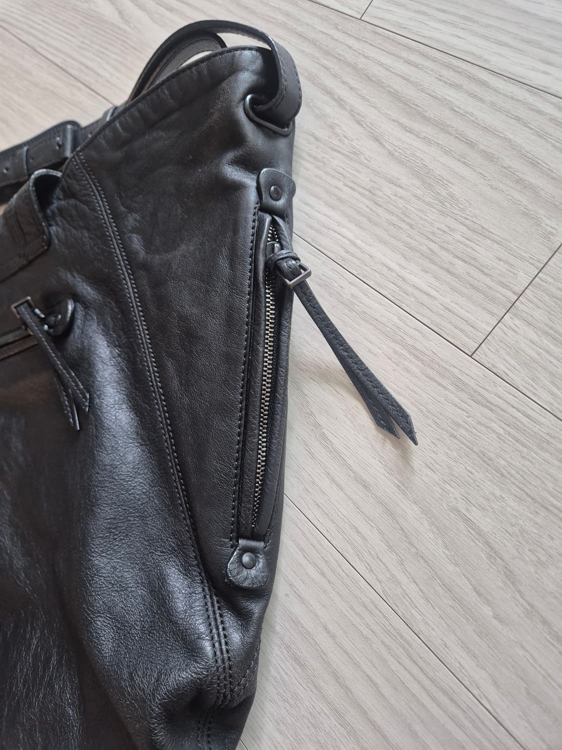 빈폴 준J 콜라보 가죽 숄더백입니다
 상품이미지5