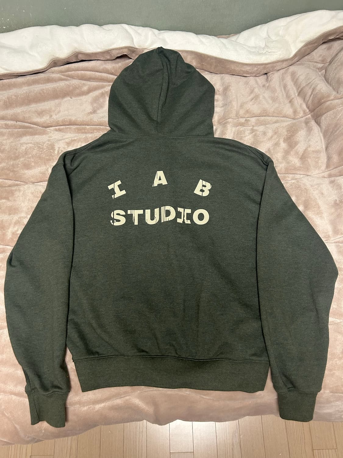 아이앱 스튜디오 x D.P 후드 집업 다크 그린 상품이미지1