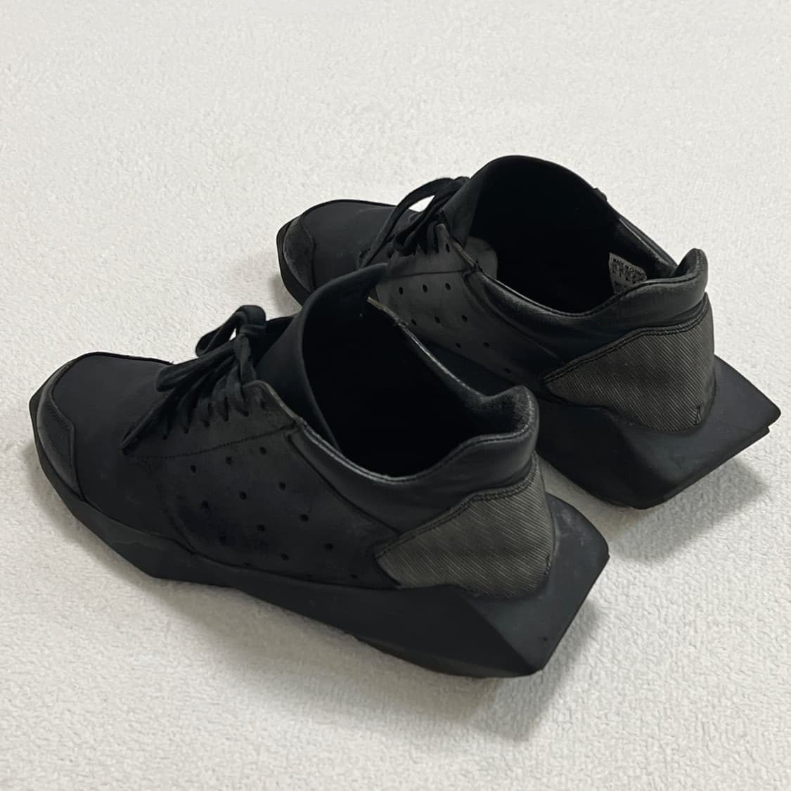 릭오웬스 아디다스 테크러너 트리플 블랙 상품이미지2