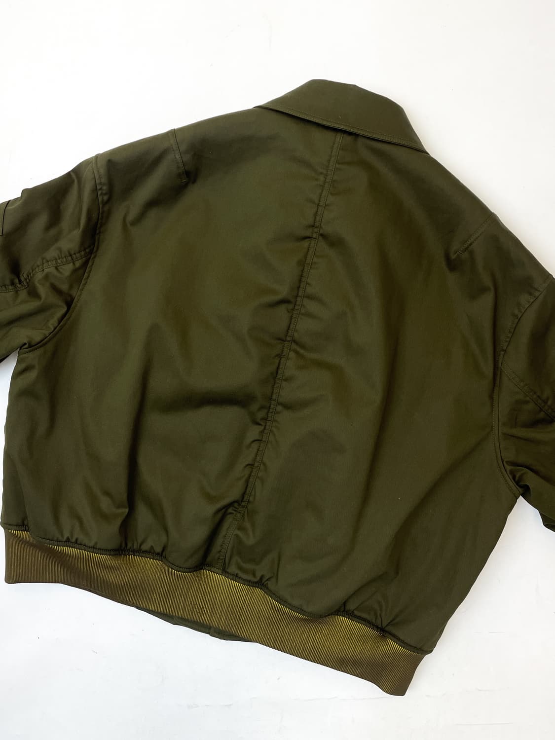 솔리드옴므 22fw 로고 플라케 봄버 자켓 상품이미지5