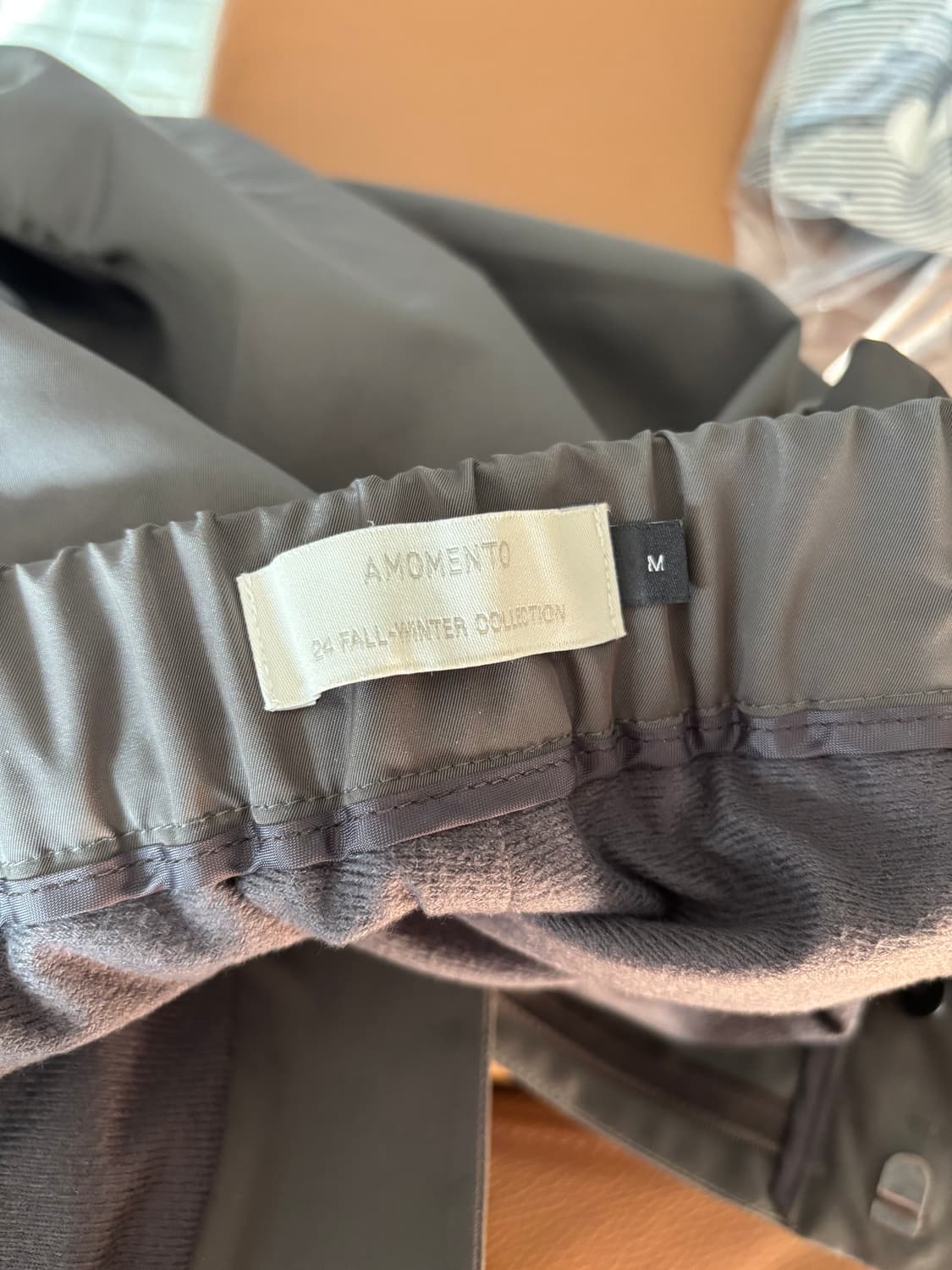 [M] 아모멘토 맨즈 투턱 와이드 팬츠 그레이 24fw 상품이미지4