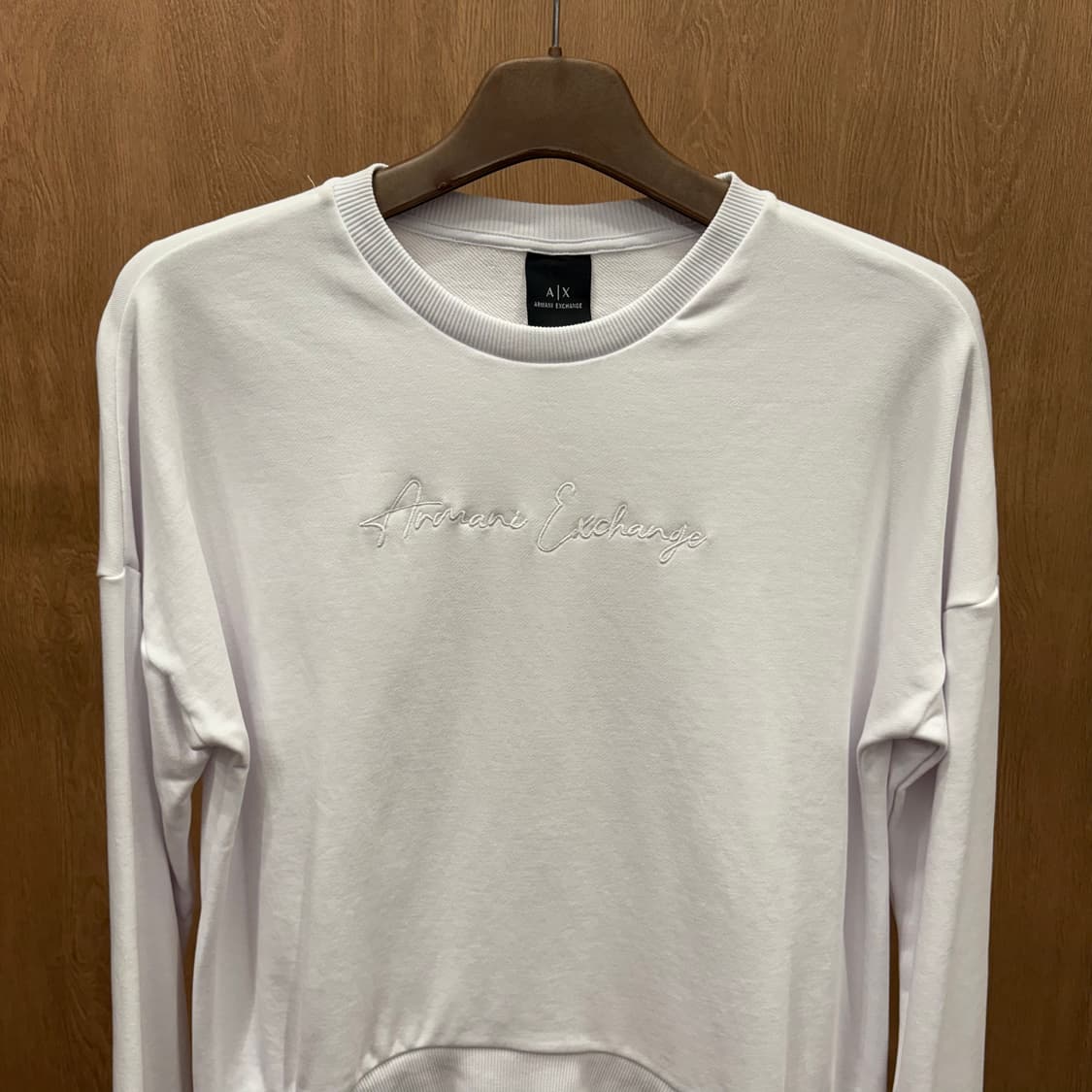아르마니 익스체인지 맨투맨 시그니처 로고 자수 하이 로우 디테일 화이트 상품이미지4