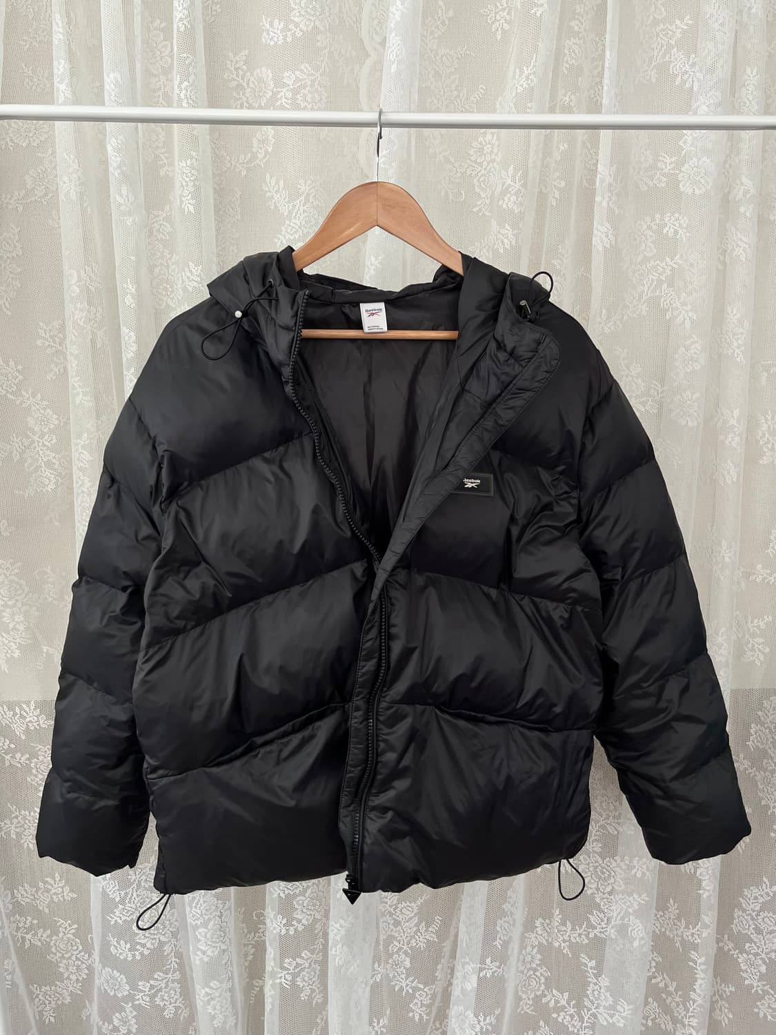 M) 리복 스몰 와펜 후드 숏 푸퍼 블랙 상품이미지3