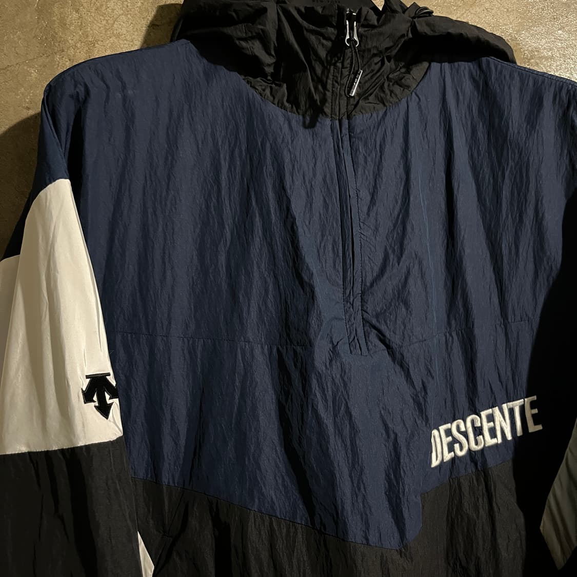 데상트 반집업 바람막이 상품이미지2