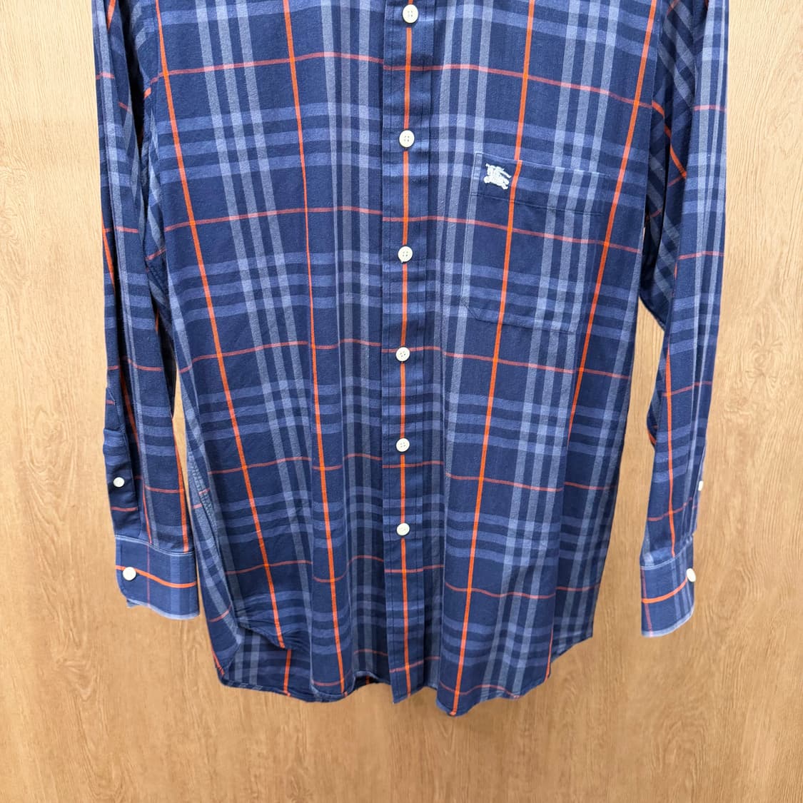 버버리 런던 코튼 셔츠 레드 그레이 체크 패턴 로고 자수 디테일 네이비 상품이미지5