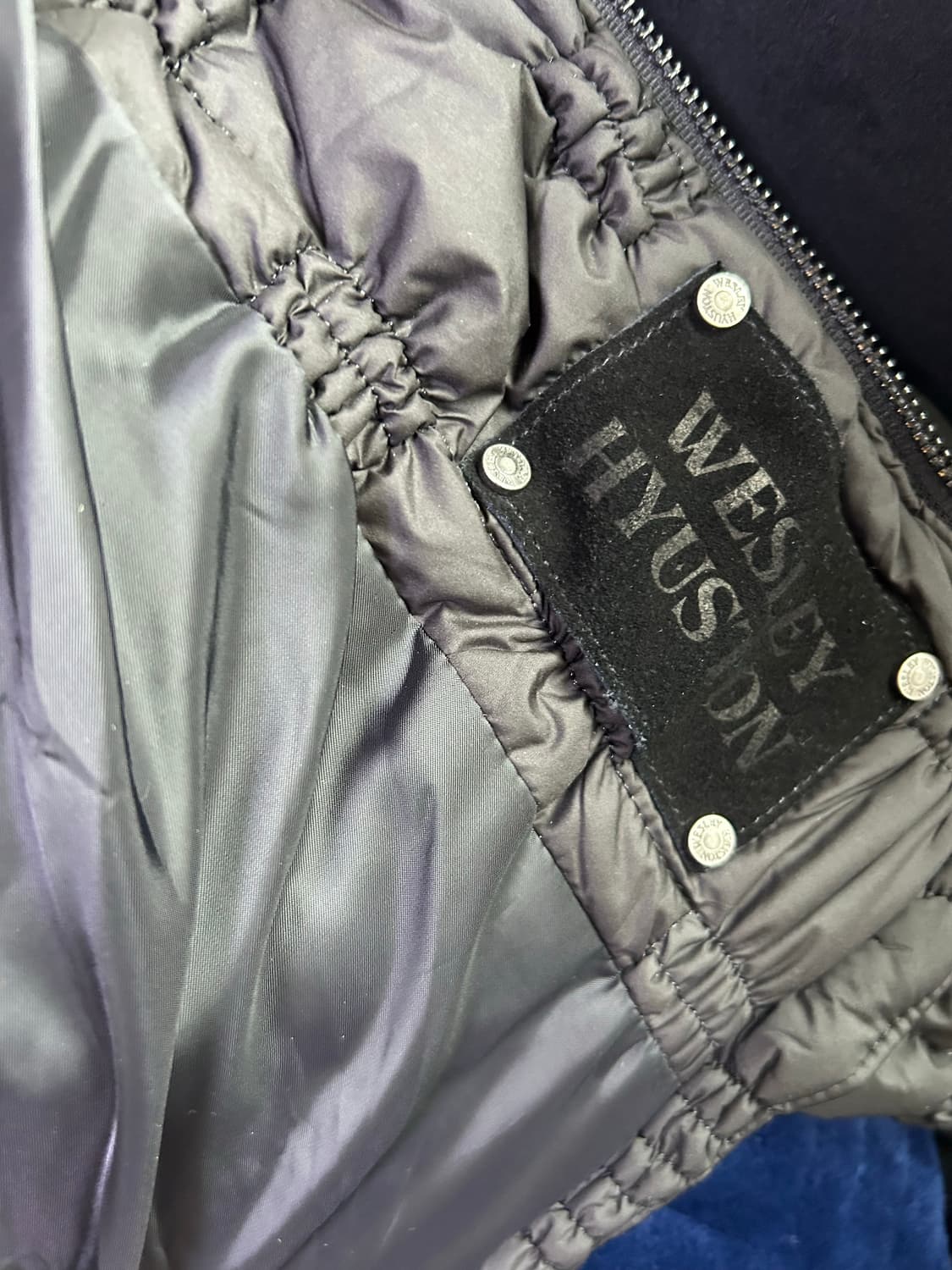 새제품 Wesley Hyusion 블랙 퀼팅 패딩 자켓 상품이미지3