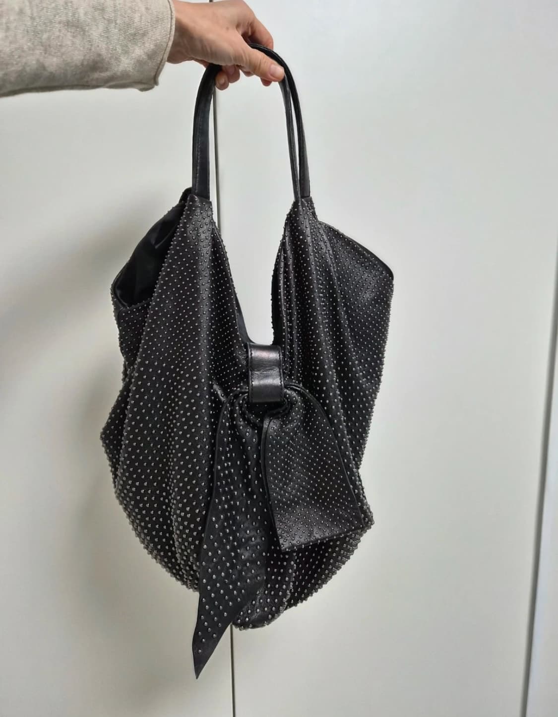 발렌티노 스터드 리본 호보백 상품이미지4