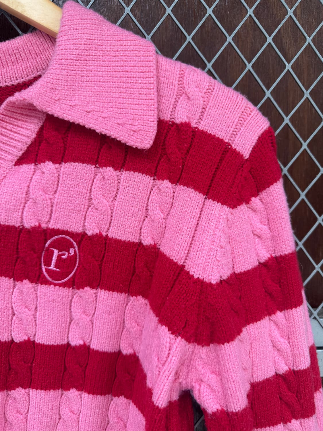 로라로라 브이넥 핑크 배색 케이블 스트라이프 오픈 카라 크롭 니트 상품이미지7