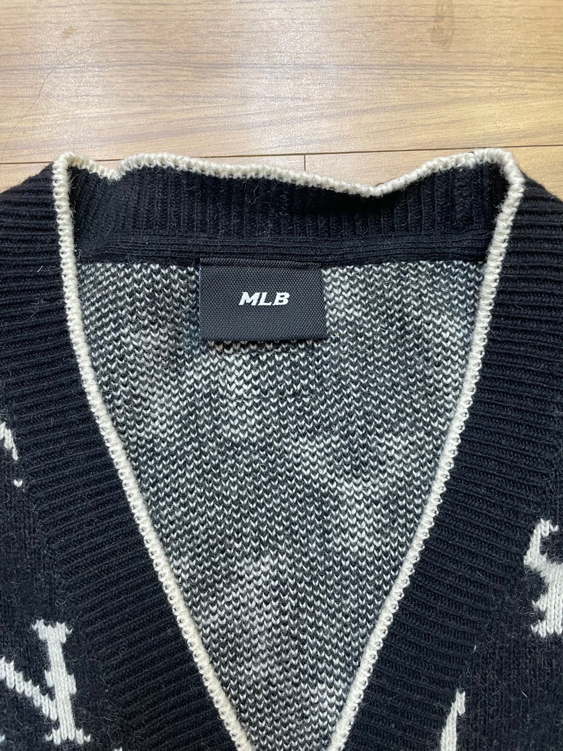 MLB NY 로고 가디건 L사이즈 판매합니다. 전체적으로 NY 로고 패턴 상품이미지3