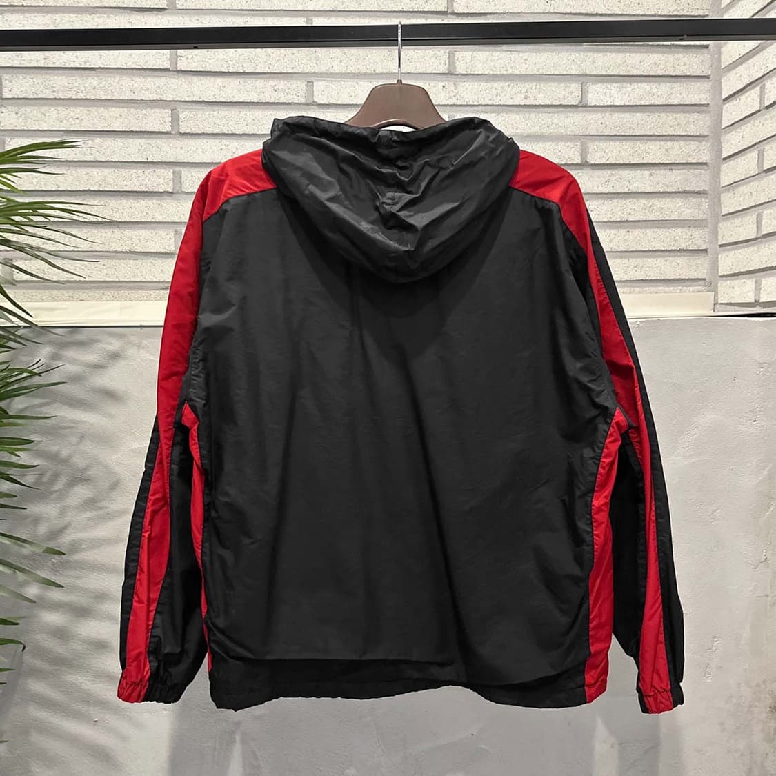 나이키 올드스쿨 후드 바람막이 버드 패치 투포켓 밑단 스트링 디테일 블랙 상품이미지3