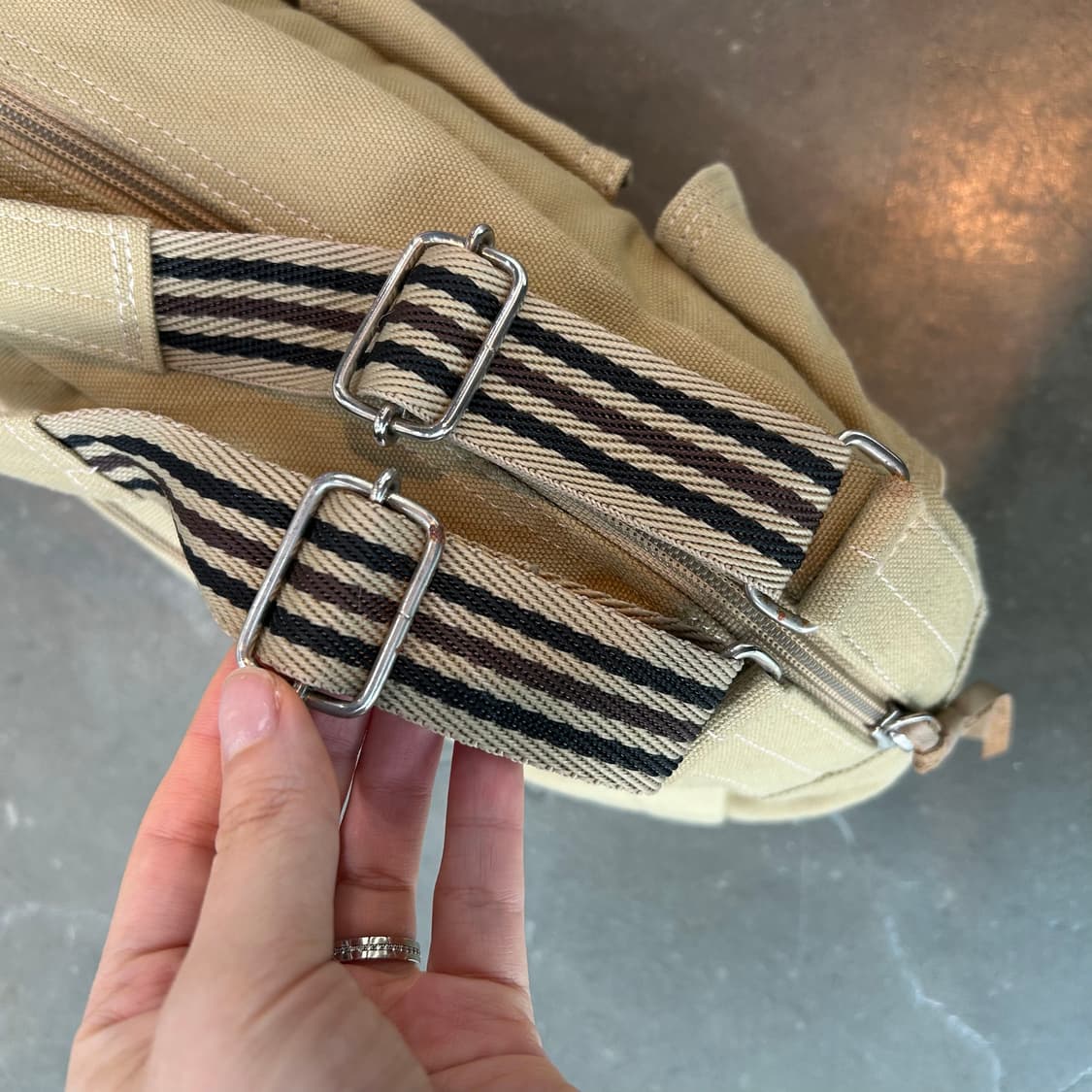 아디다스 베이지 포켓 숄더 상품이미지4