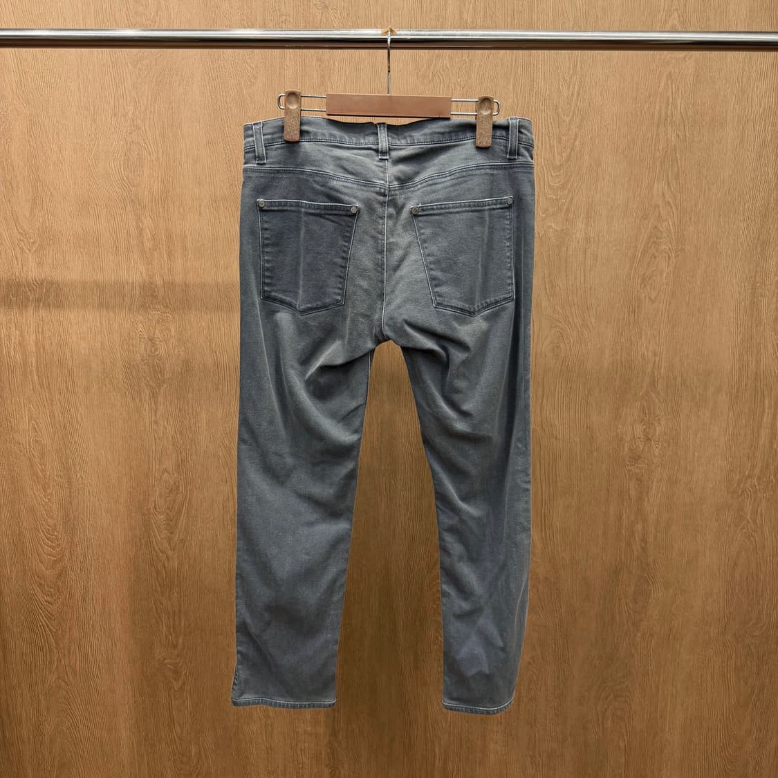 아크네스튜디오 스트레이트 데님 팬츠 백포켓 로고 단추 디테일 그레이 상품이미지3