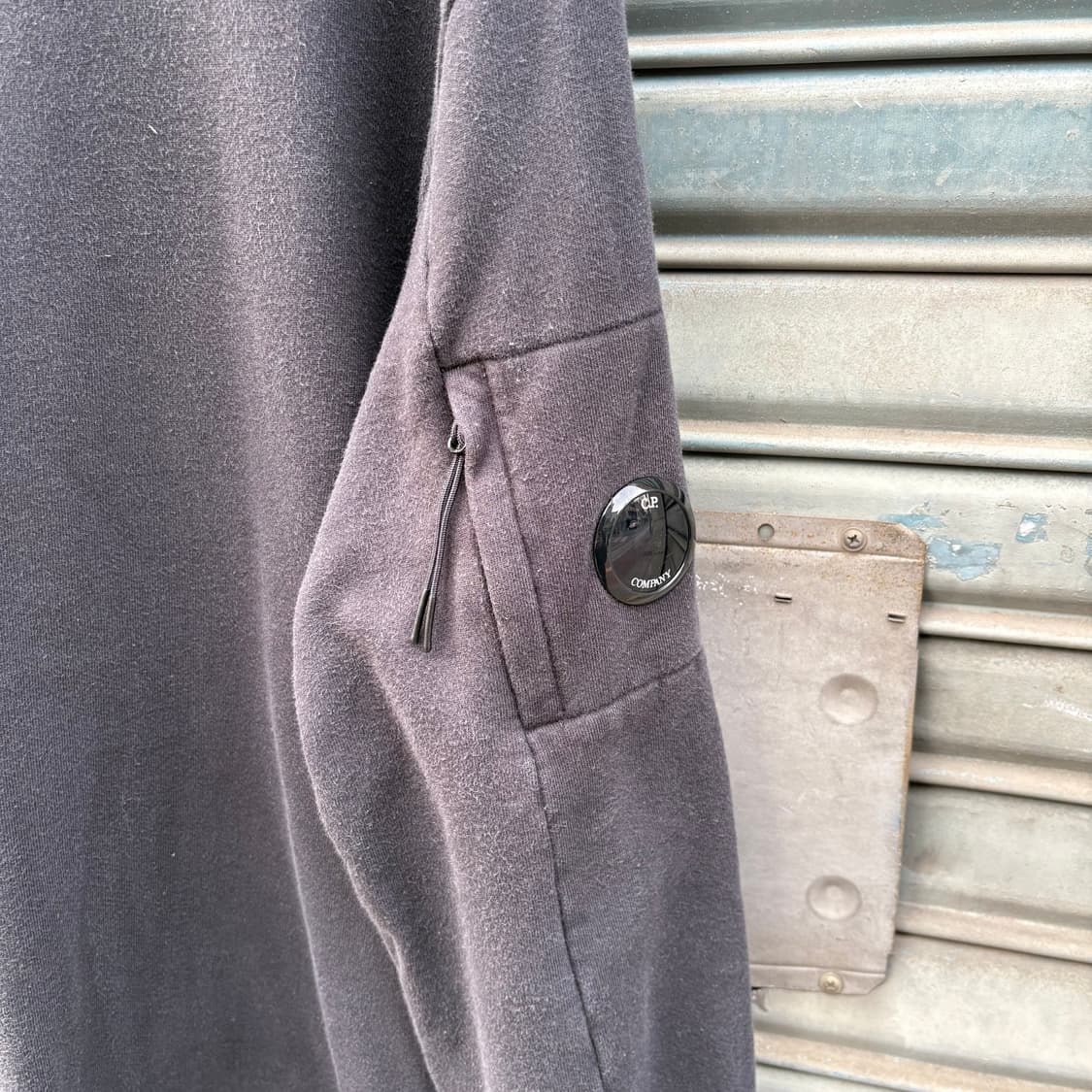 씨피컴퍼니 블랙 클래식 스웻셔츠 상품이미지2