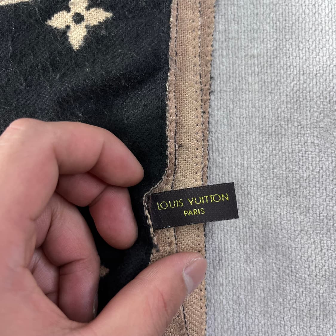 루이비통 모노그램 90s 캐시미어 실크 머플러 상품이미지4