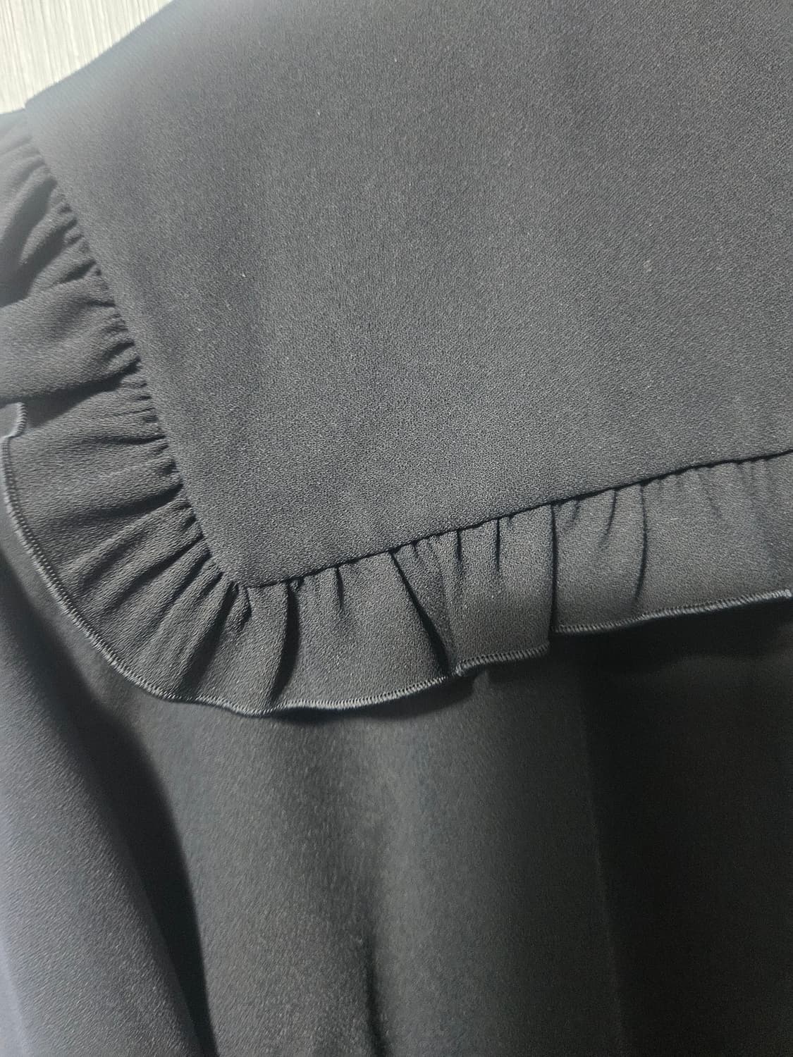 럭키슈에뜨 블랙 프릴 블라우스 상품이미지6