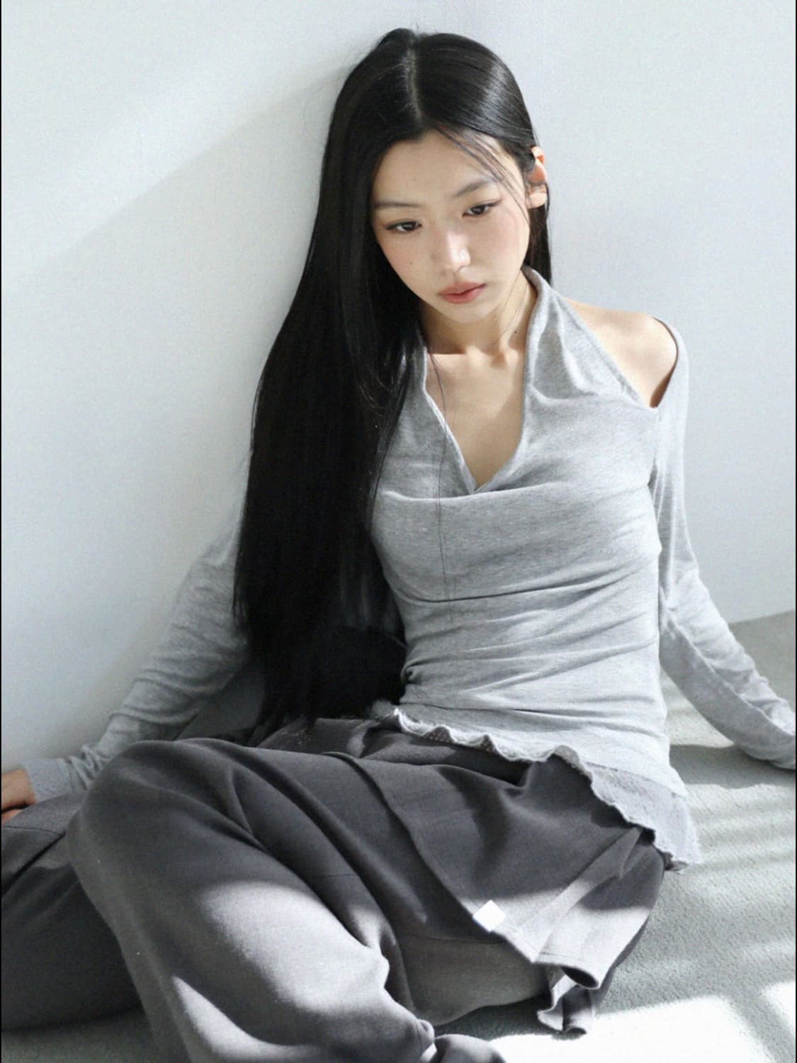 어글리쉐도우 스카프 퍼 프릴 티셔츠 그레이 상품이미지1