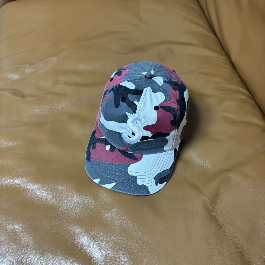 슈프림 23fw 피그먼트 카모 레드 S로고 6패널 볼캡 모자 (Camo) 상품이미지1