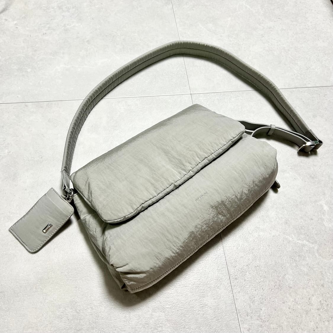 스탠드오일 플러피 코지 나일론 메신저백 그레이 상품이미지1