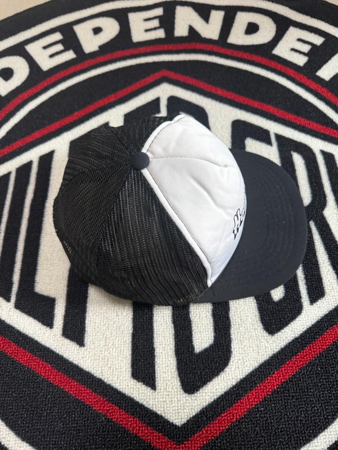 혼 앤 혼 메쉬 폼 트러커 로프 스냅백 캡 화이트 앤 블랙 상품이미지2