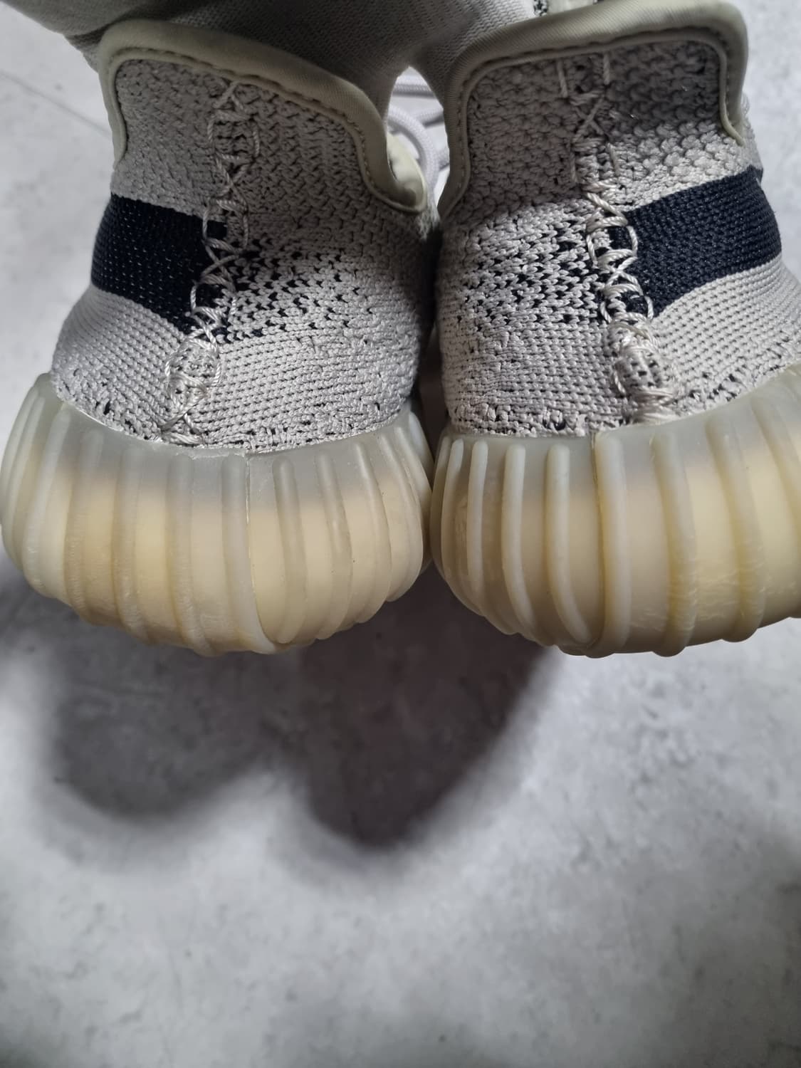 이지브스트 350V2 슬레이트 스니커즈 상품이미지3