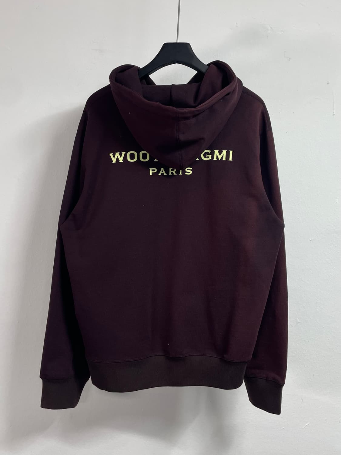 우영미 백로고 버건디 엠보싱 후드티 (on.551) 상품이미지3