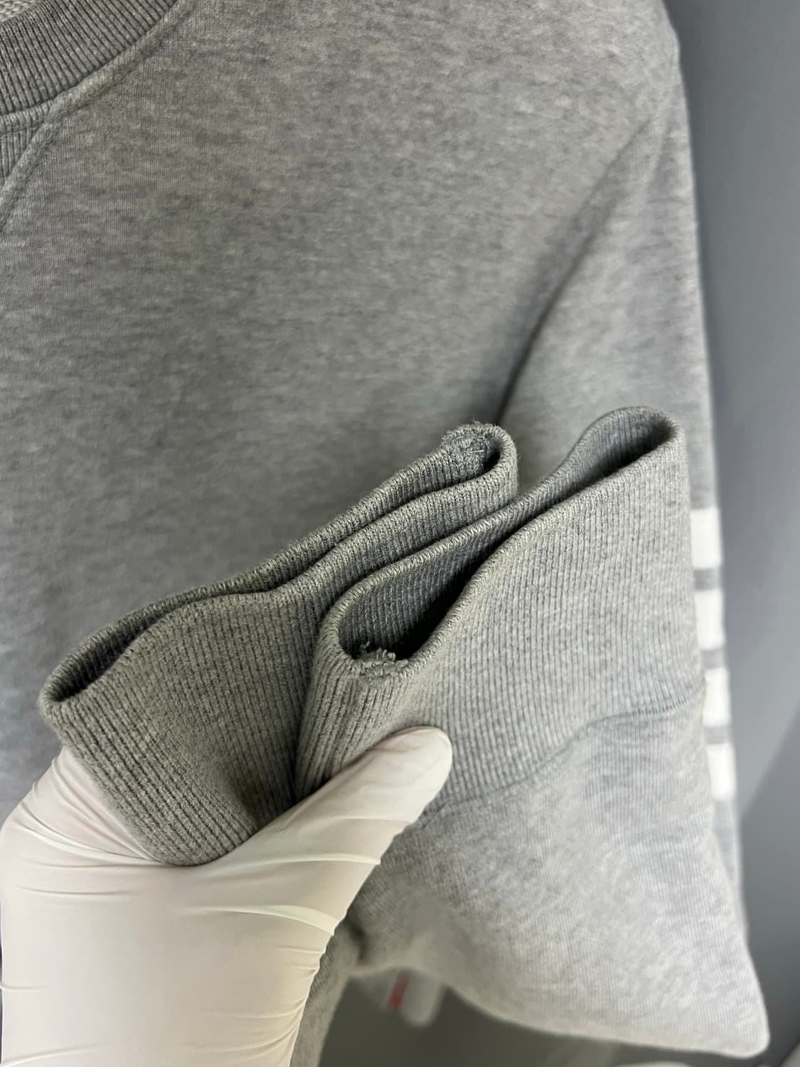 [정품] 5 톰브라운 사선 맨투맨 그레이 상품이미지4