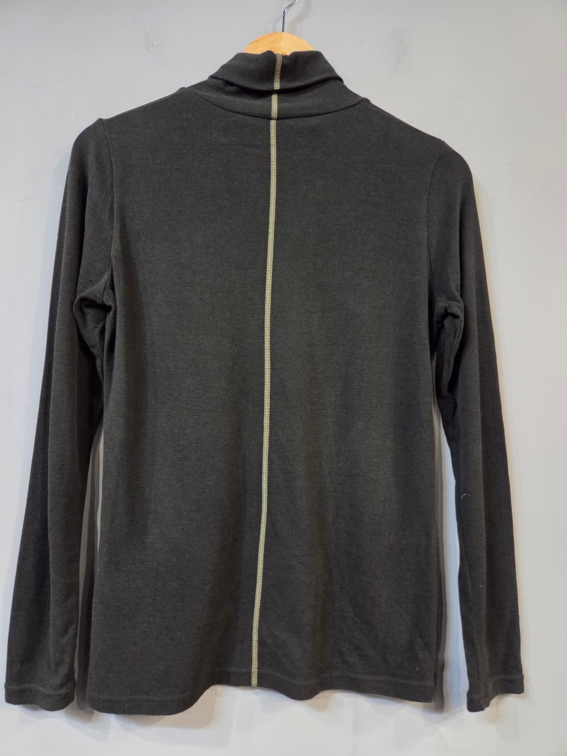 마크앤로나 블랙 목폴라 긴팔 티셔츠(M) 상품이미지2