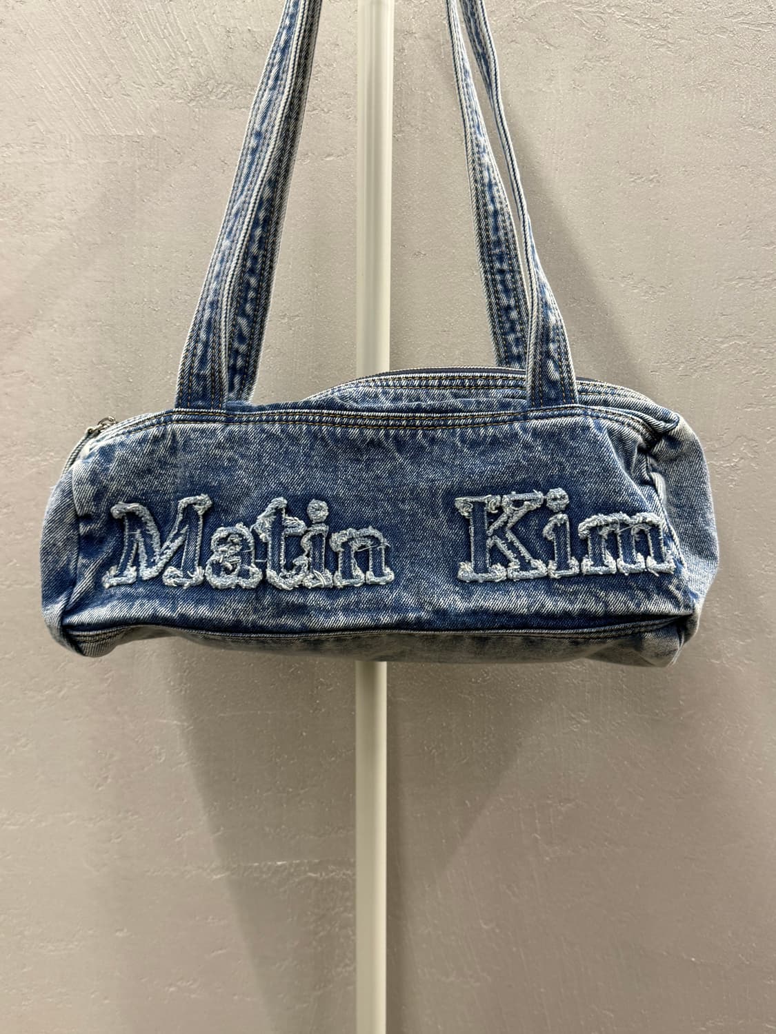 MatinKim 마뗑킴 로고 워시드 데님 더플백  상품이미지3