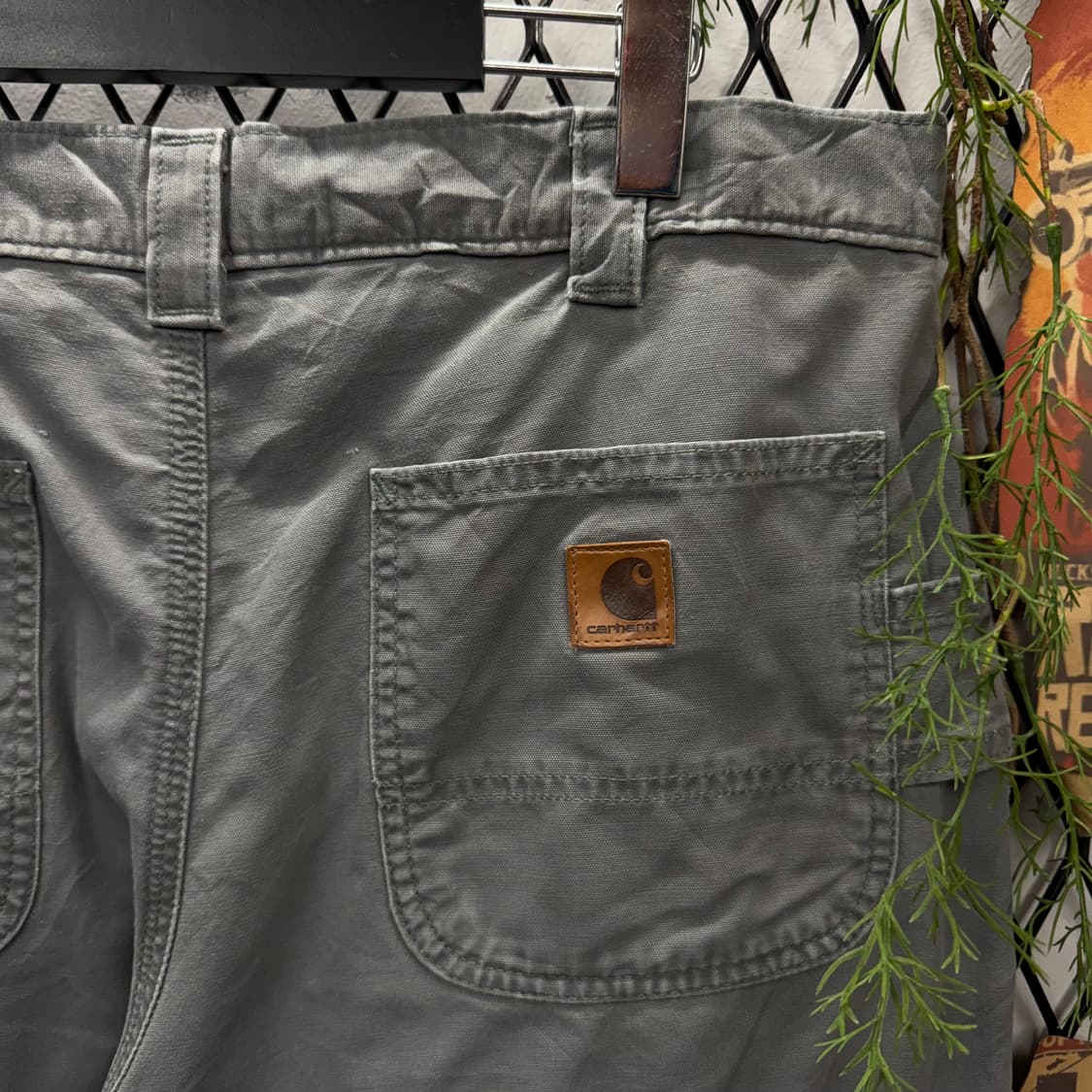칼하트 던가리핏 카펜터 워크 팬츠 후면 포켓 로고 포인트 그레이 상품이미지6