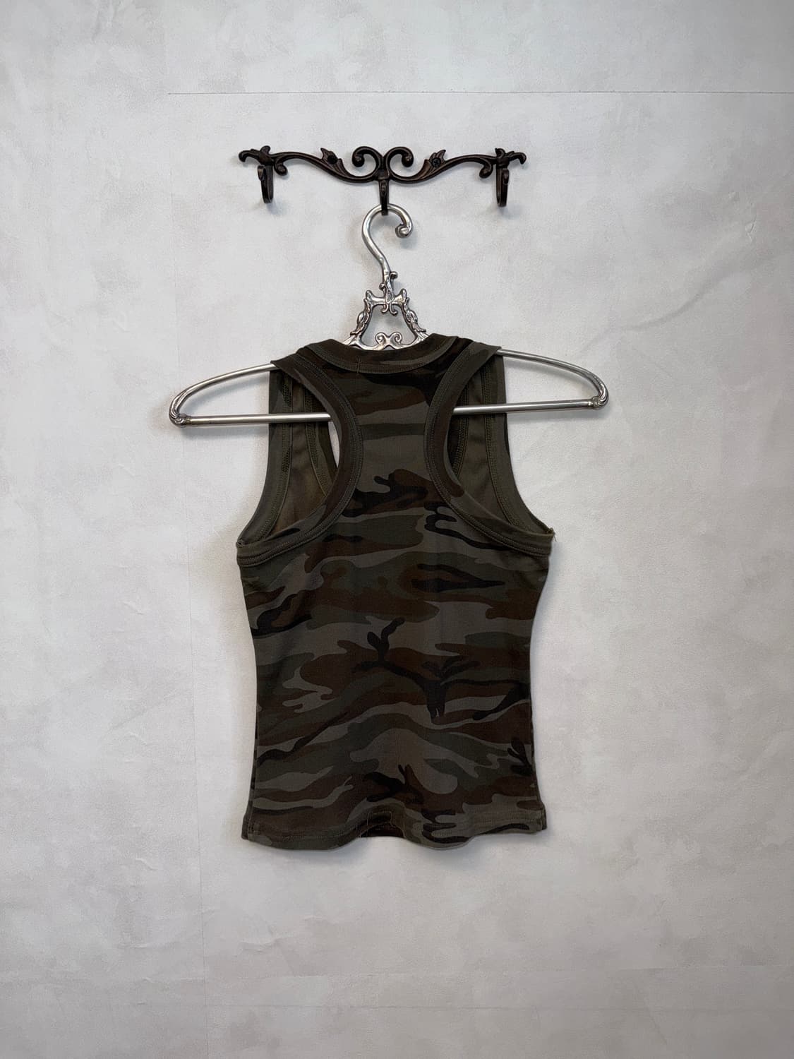 Khaki brown camouflage NY crop 슬리브리스 상품이미지3