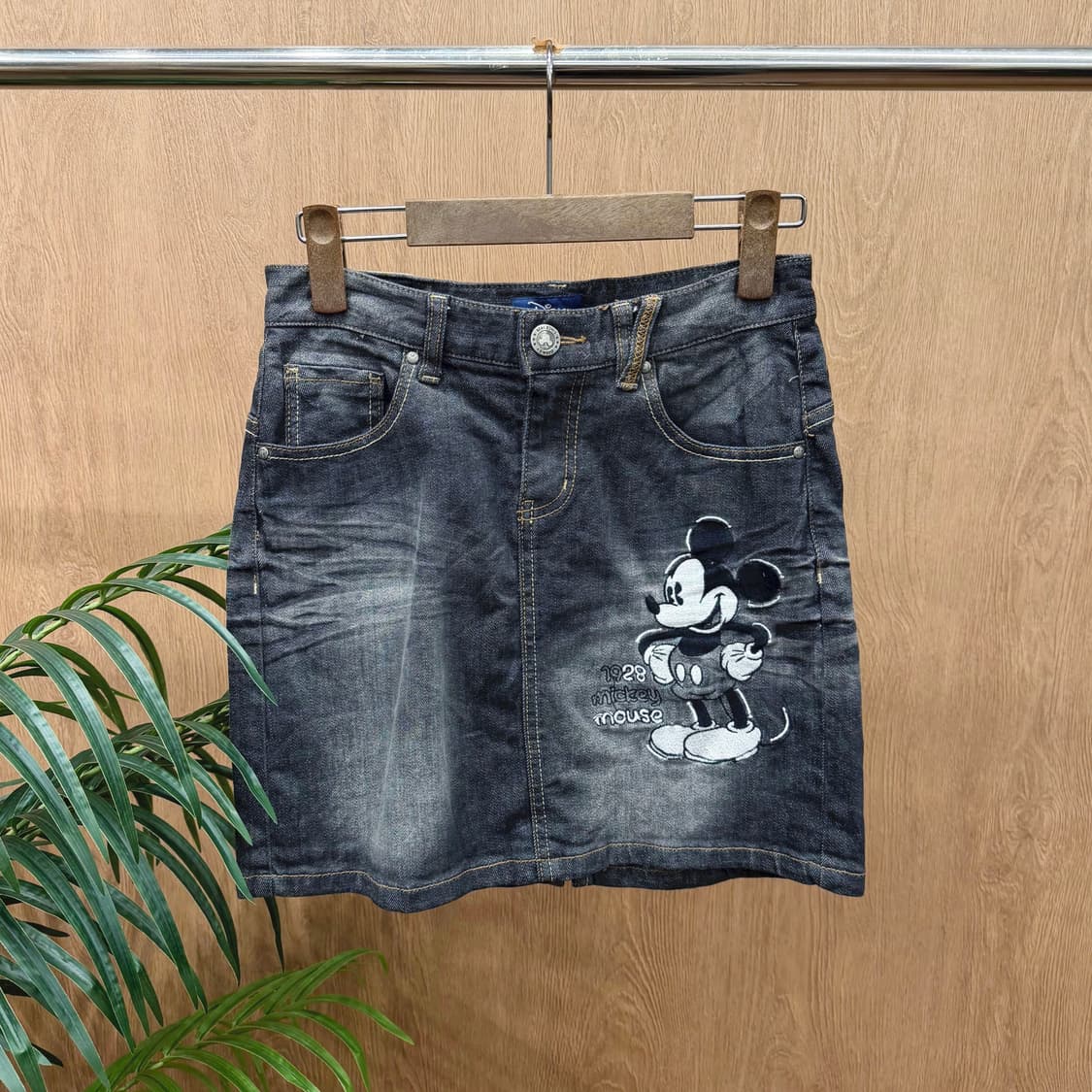 디즈니 데님 미니 스커트 미키 프린팅 백 슬릿 디테일 H라인 흑청 상품이미지1