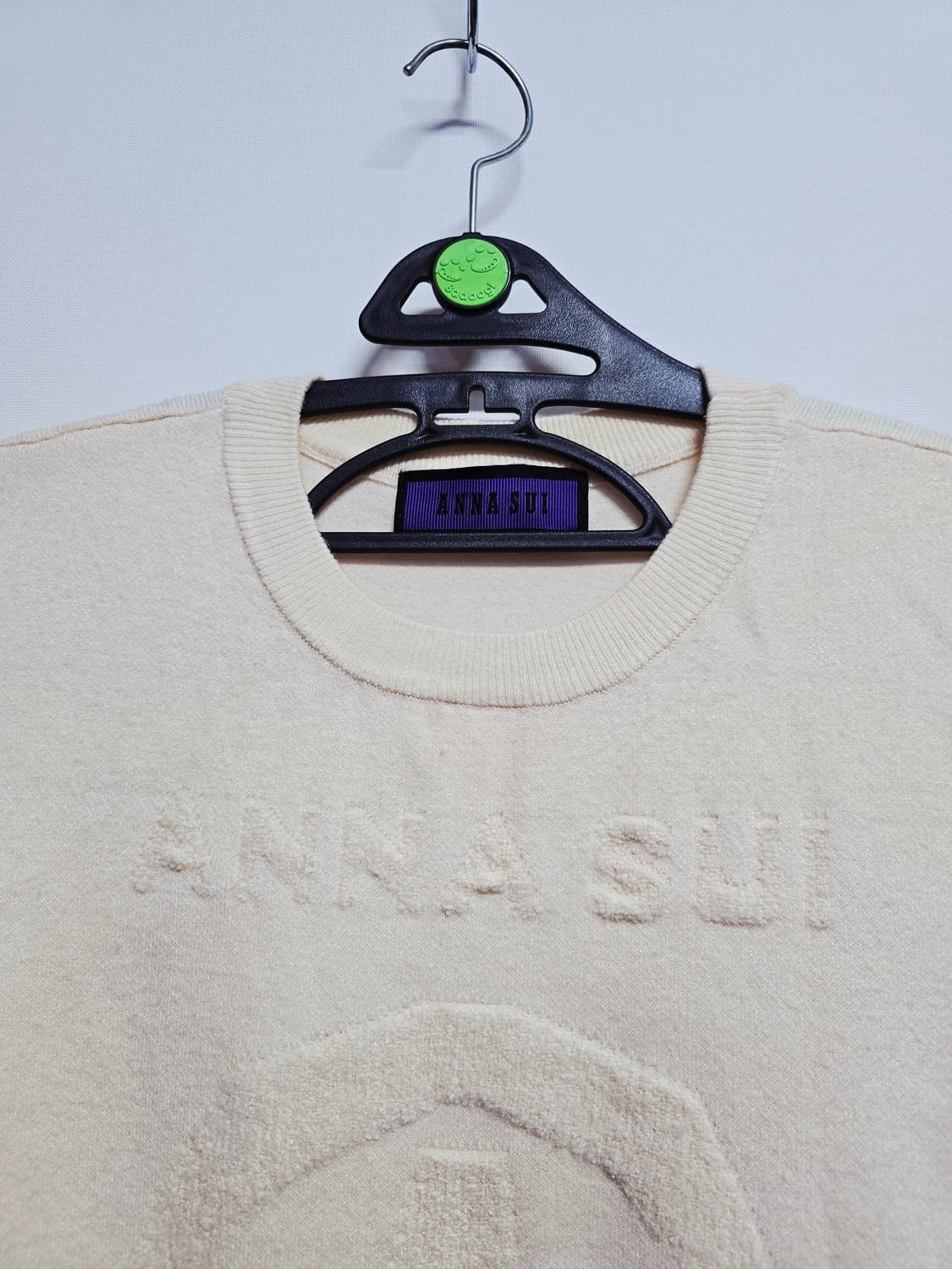 안나수이 아이보리 로고 엠보 니트 상품이미지2