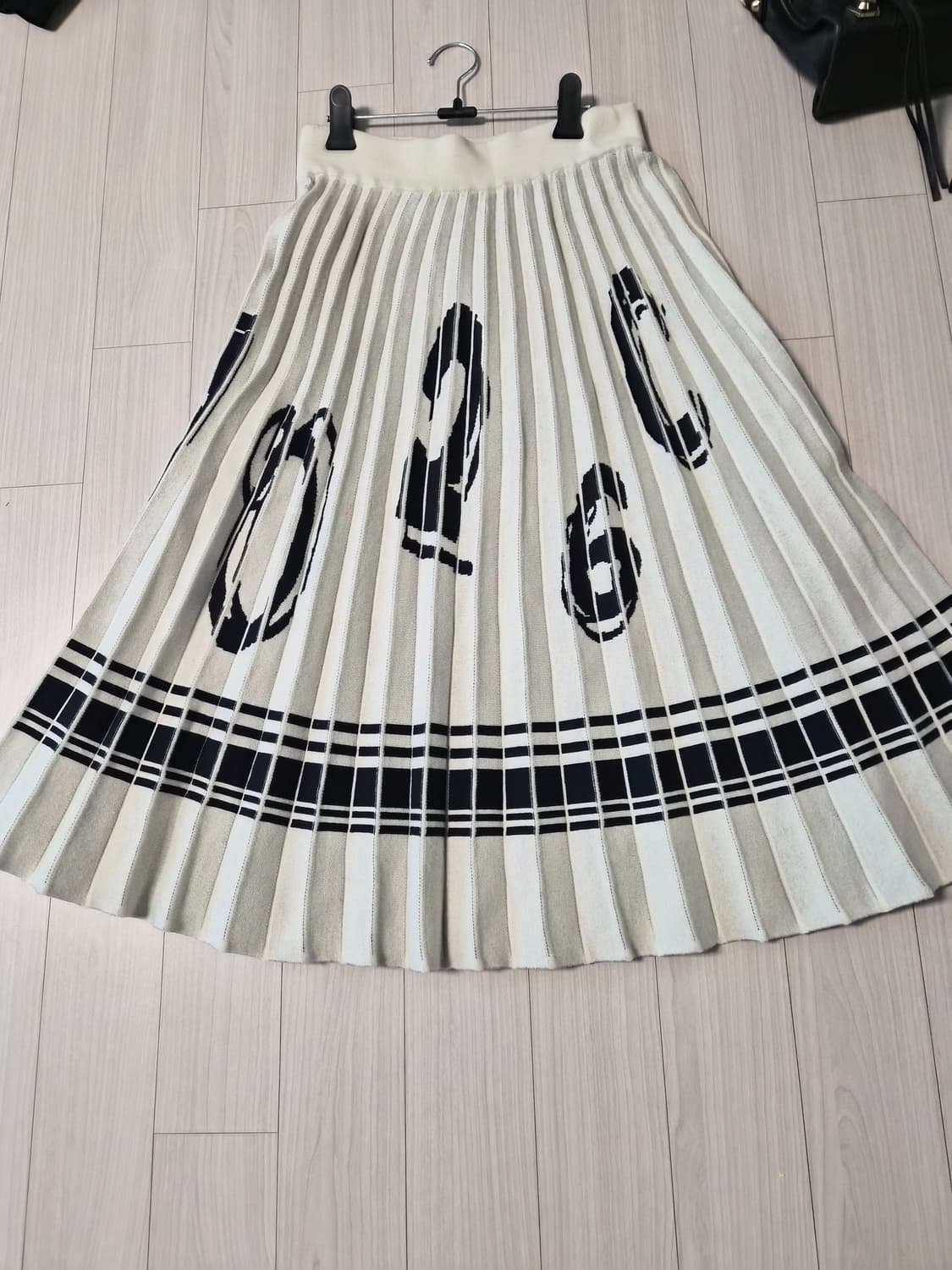 나이스클랍 유니크한 숫자 패턴 니트 플리츠 롱스커트 상품이미지2